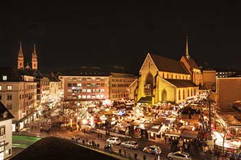 Der Basler Weihnachtsmarkt befindet sich mitten in der Basler Innenstadt. Foto (c) Basel Tourismus